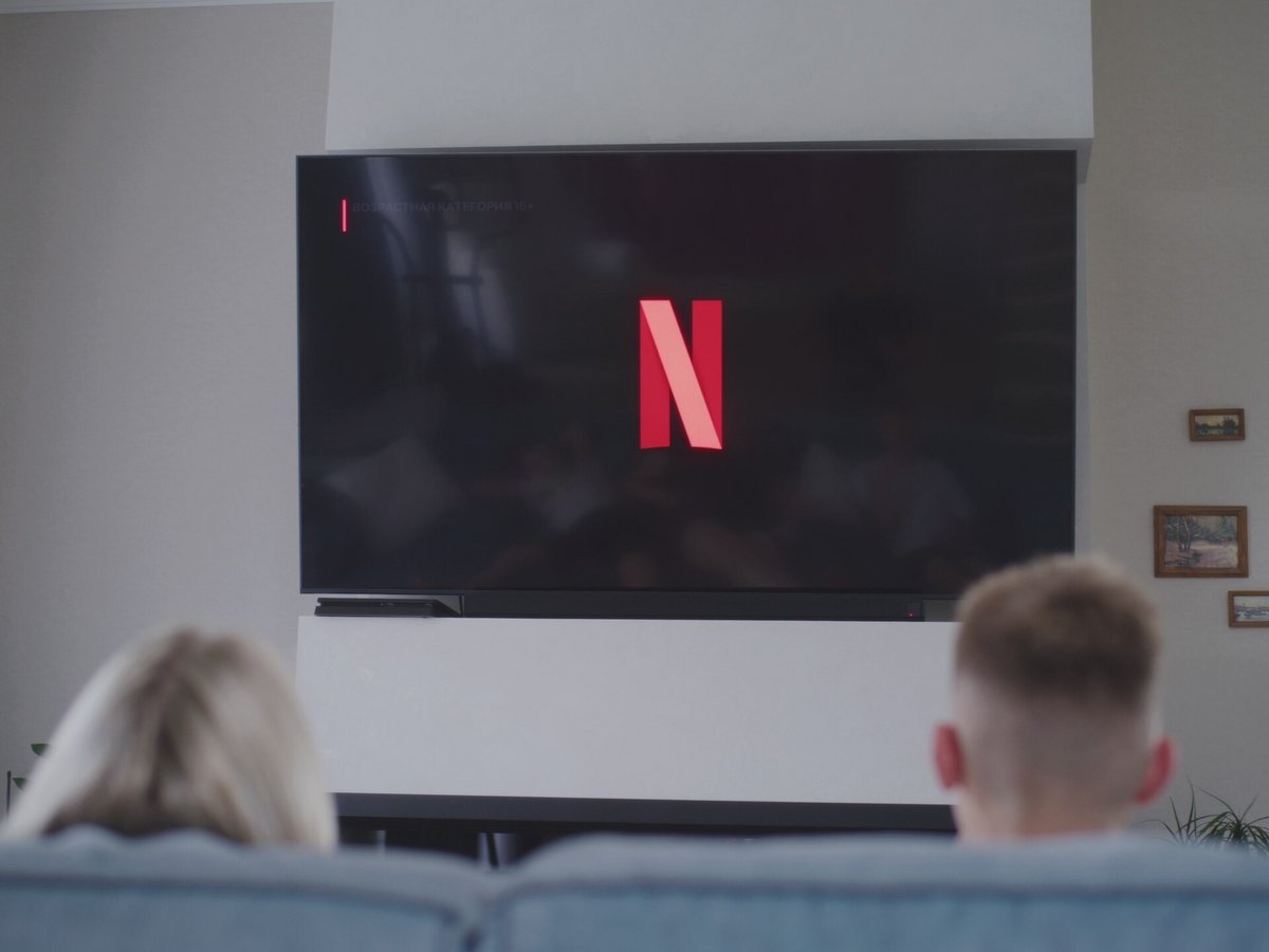 Des abonnés lançant leur application Netflix sur leur téléviseur © Frame Stock Footage / Shutterstock