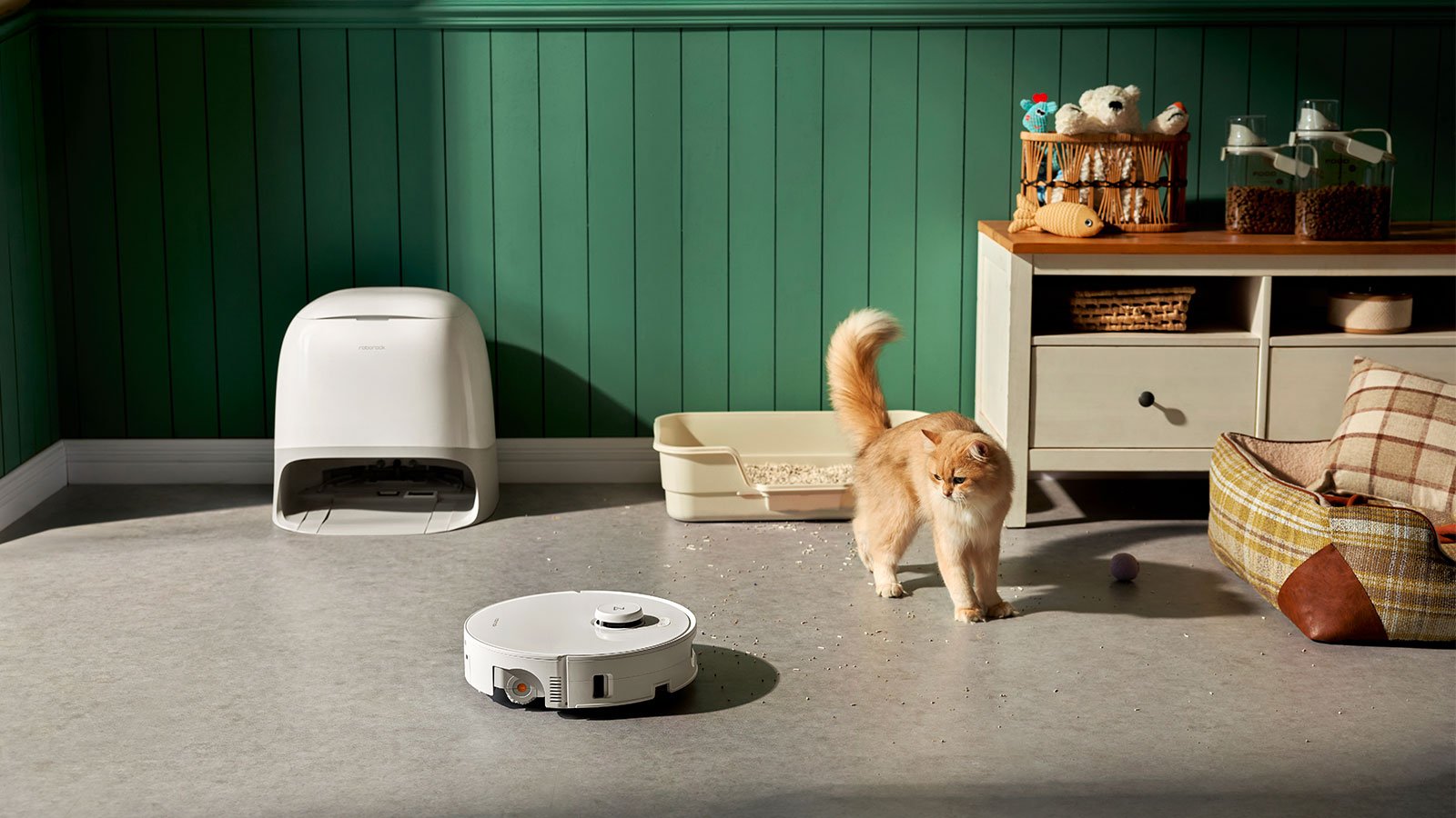 Avec ses 20 000 Pa, il booste l’aspiration sur tapis et sols durs pour capturer poussière, poils et miettes en un seul passage. ©Roborock