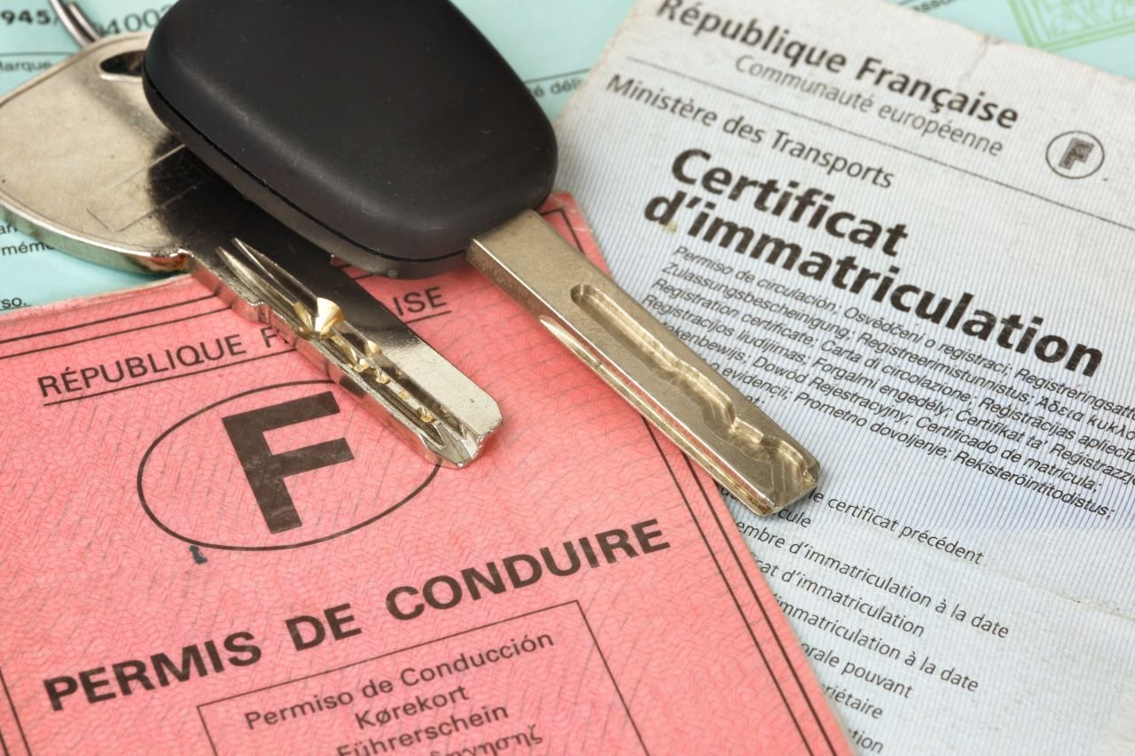 Les anciennes versions du certificat d'immatriculation (carte grise) et du permis de conduire. © Philippe DEVANNE / Shutterstock