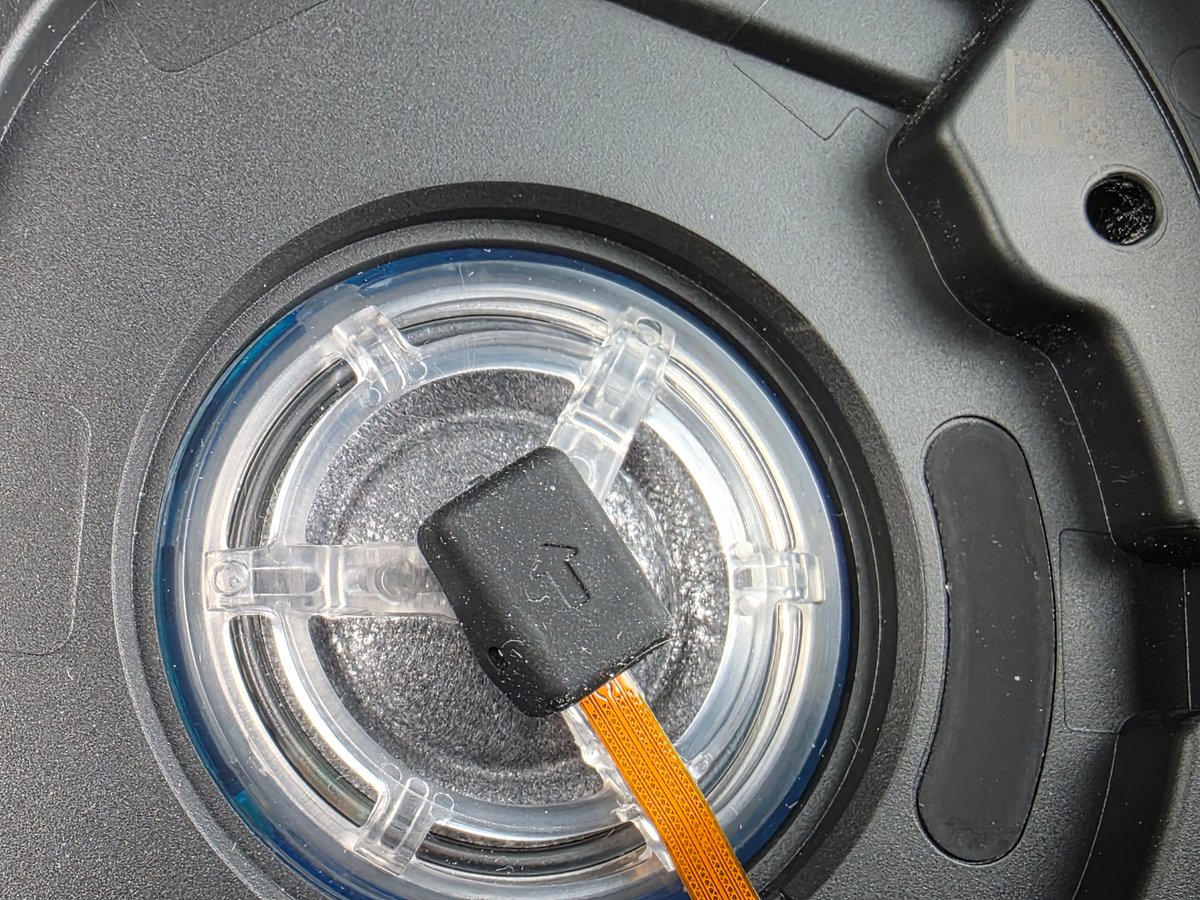 Même transducteur de 30 mm avec membrane en composite de carbone que le WH-1000Xm6, mais signature clairement moins efficace, et niveau technique inférieur. Le produit reste bon, mais nous en attendions plus © Guillaume Fourcadier pour Clubic