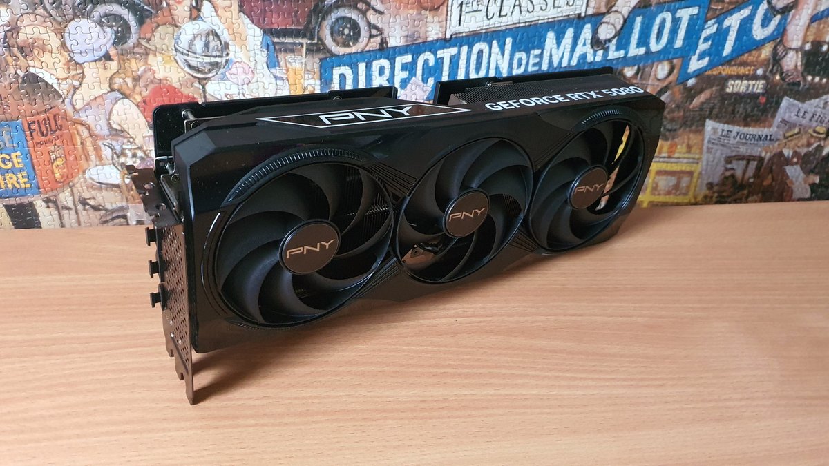 La PNY GeForce RTX 5080 OC 16GB est bien plus volumineuse que le modèle FE. ©Nerces pour Clubic