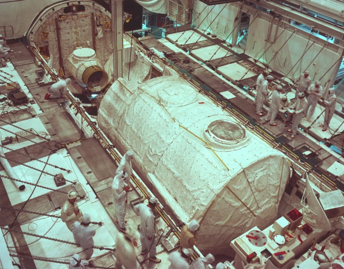 Spacelab en préparation dans la soute de la navette américaine pour sa première mission. Crédits ESA/NASA