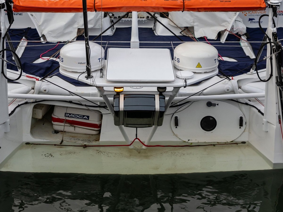 Au centre en blanc, l'antenne Starlink, installée à l'arrière des bateaux du Vendée Globe © Thomas Pajot / Shutterstock