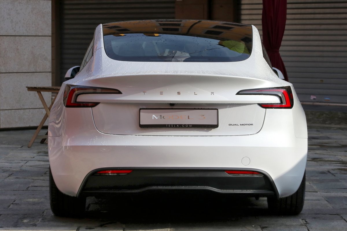 L'arrière d'une Tesla Model 3 © frizio photo / Shutterstock