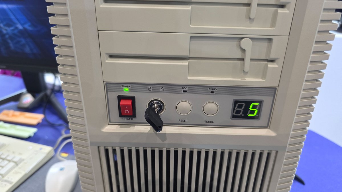 Notez le clé de verrouillage et les boutons reset/turbo. ©Tom's Hardware