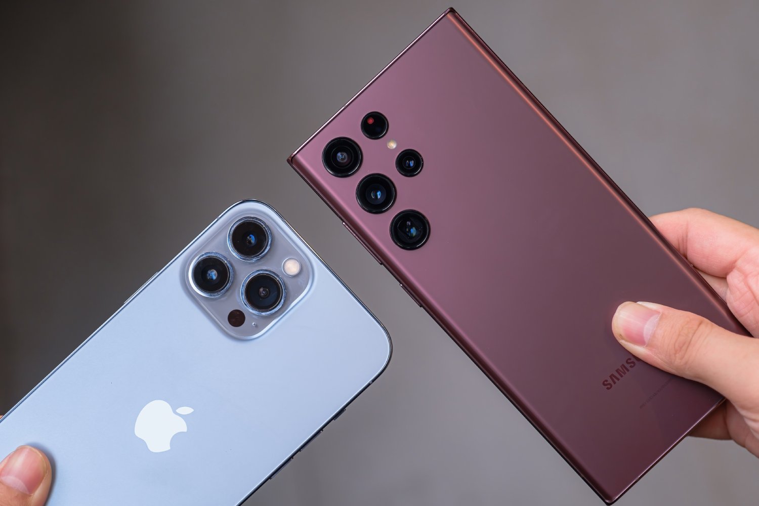 L'iPhone 13 Pro Max et le Samsung Galaxy S22 Ultra. ©tinhkhuong / Shutterstock