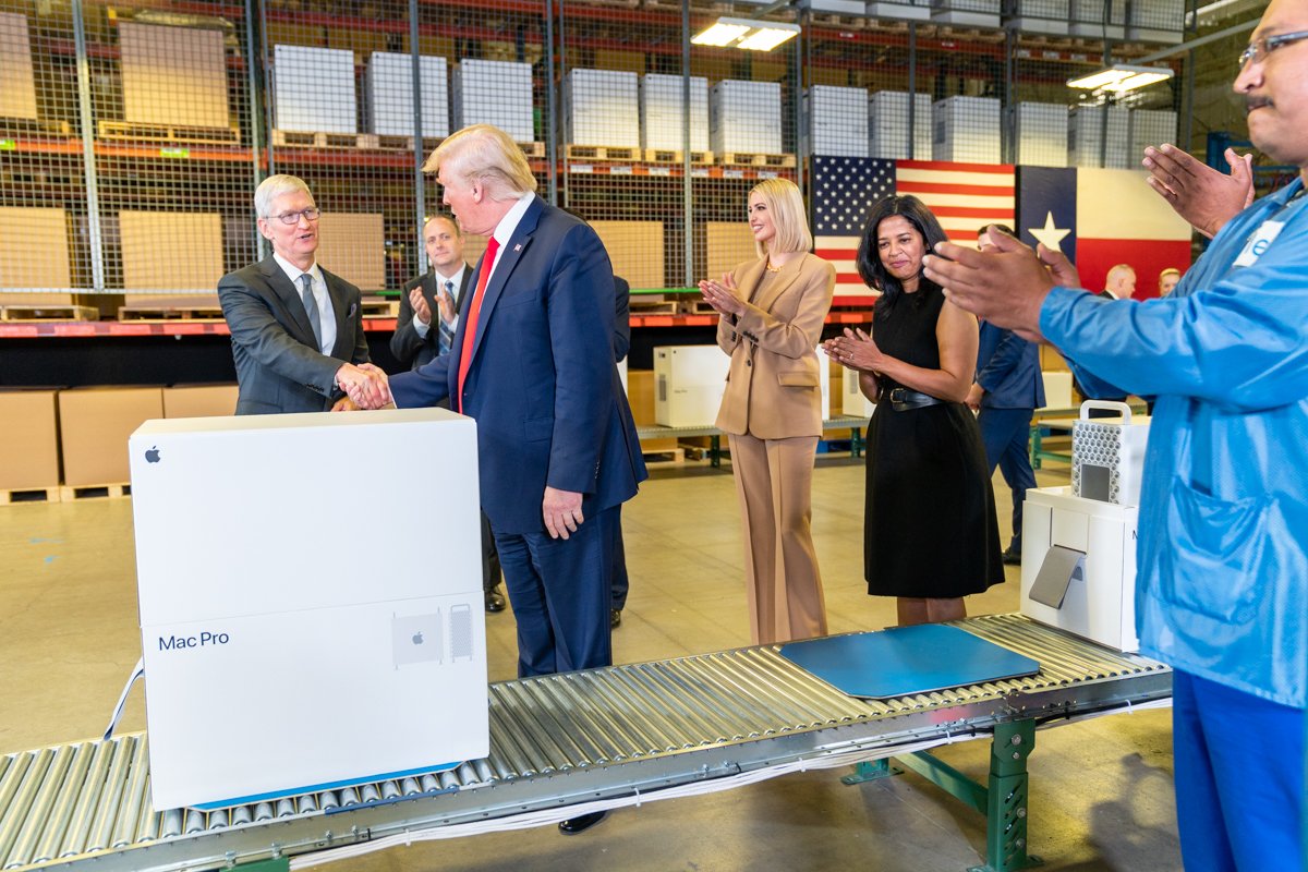 Trump et Cook à l'usine d'assemblage du Mac Pro, Austin, Texas. © Flickr