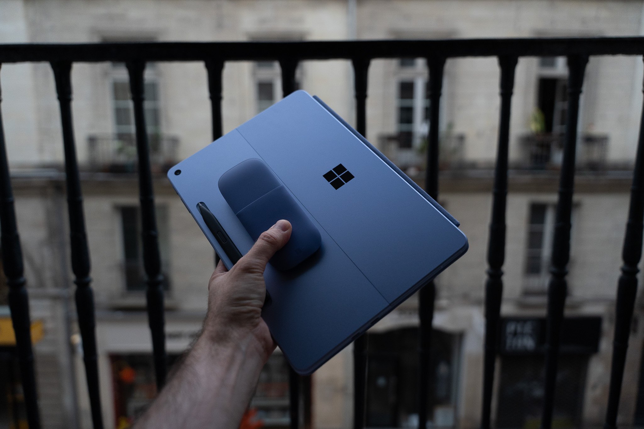 La Surface Pro 12, de dos. © Nathan Le Gohlisse pour Clubic