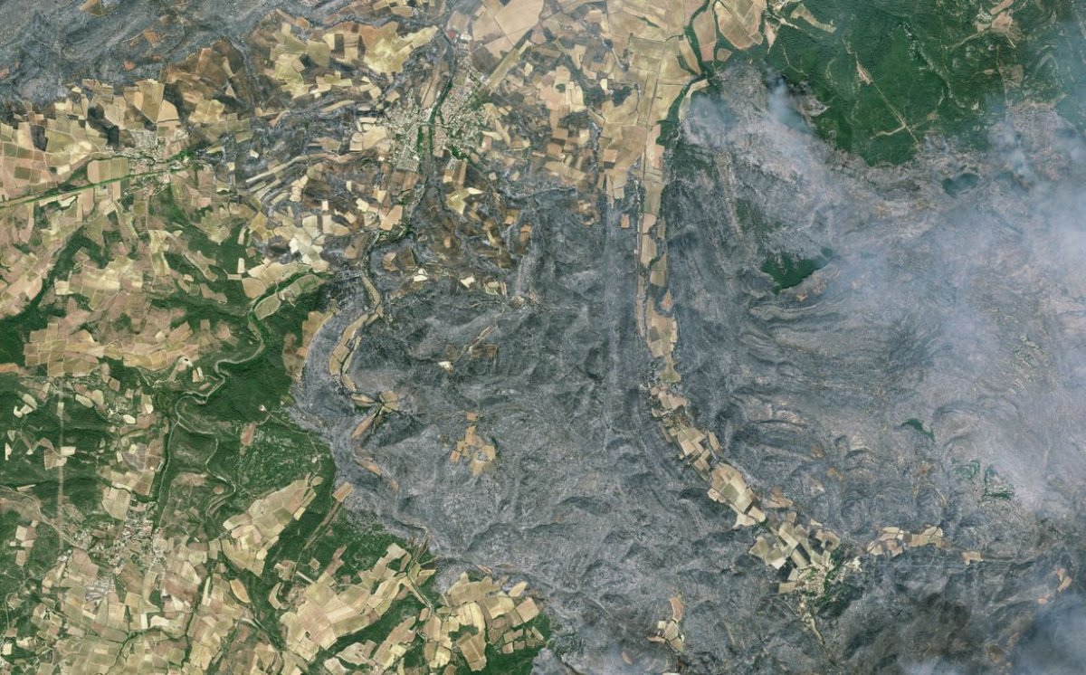 Les images satellite permettent la coordination des équipes de secours et les autorités pour la sécurité de tous et la maîtrise de l'incendie - Pléiades Neo © Airbus DS 2025