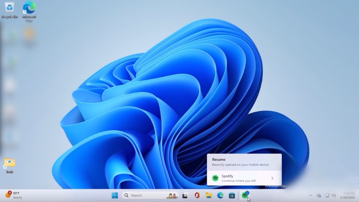 Un aperçu furtif de la reprise d’activité Spotify entre smartphone et PC, avant que Microsoft ne coupe la séquence au montage. © Microsoft