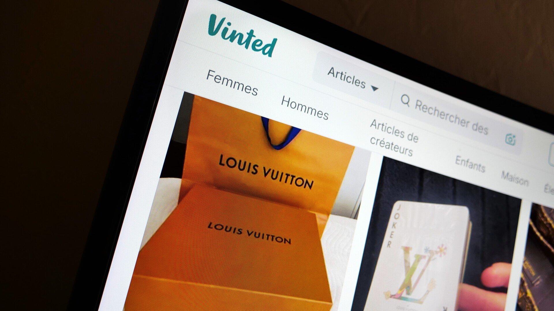Sacs, boîtes et accessoires Louis Vuitton en vente sur Vinted. C'est notamment sur cette plateforme que Kamad Reworked achetait les pièces qu'elle découpait ensuite pour ses vêtements upcyclés. © Alexandre Boero / Clubic