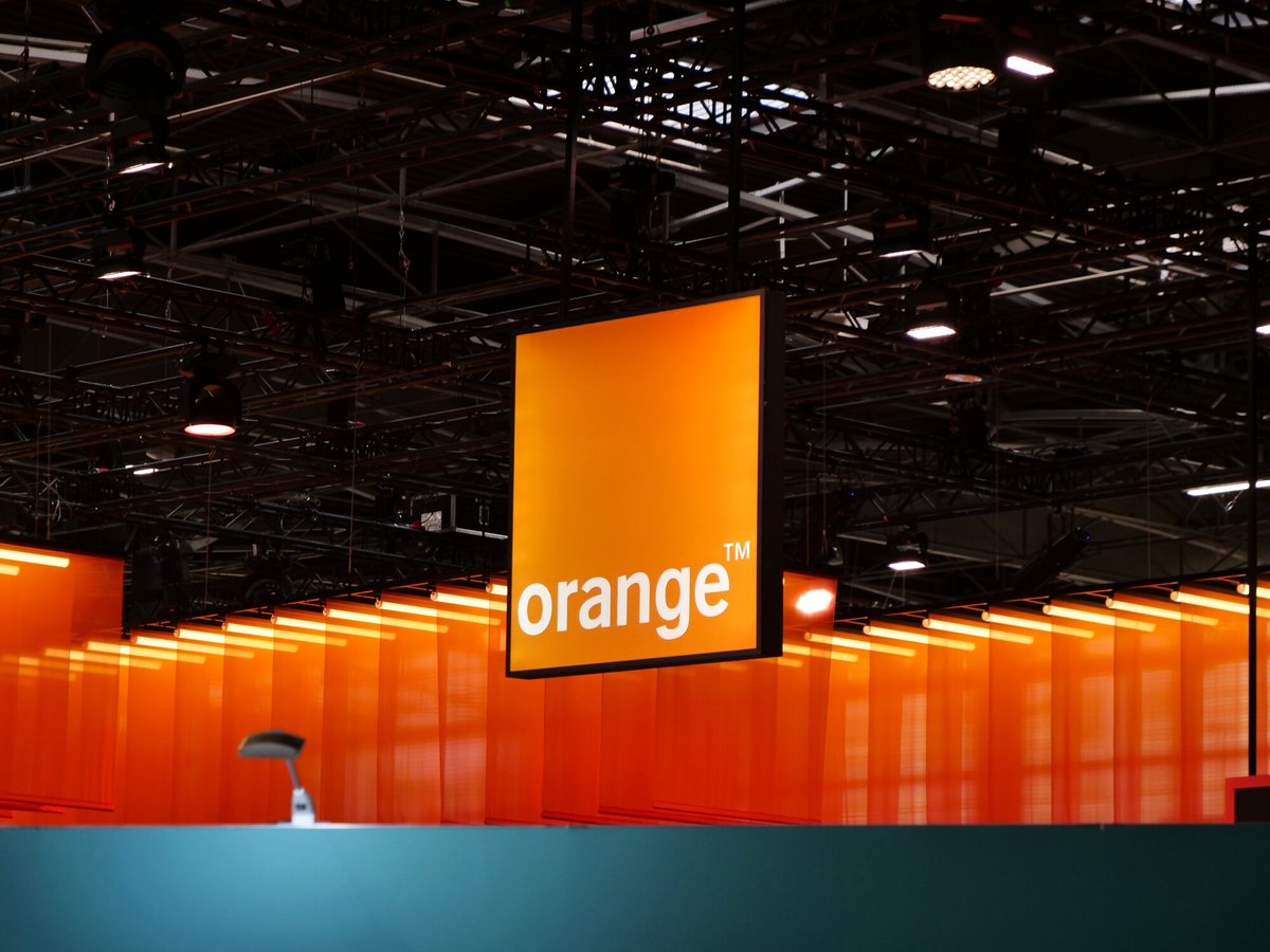 Le logo Orange, au-dessus du stand de l'opérateur, sur l'édition 2024 de VivaTech © Alexandre Boero / Clubic