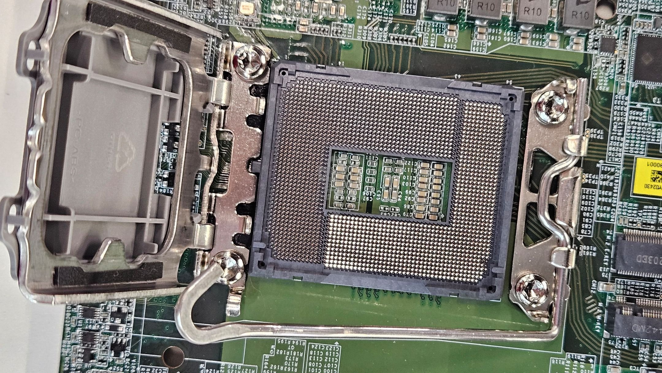 Un socket LGA1851 "vrai de vrai" © VideoCardz