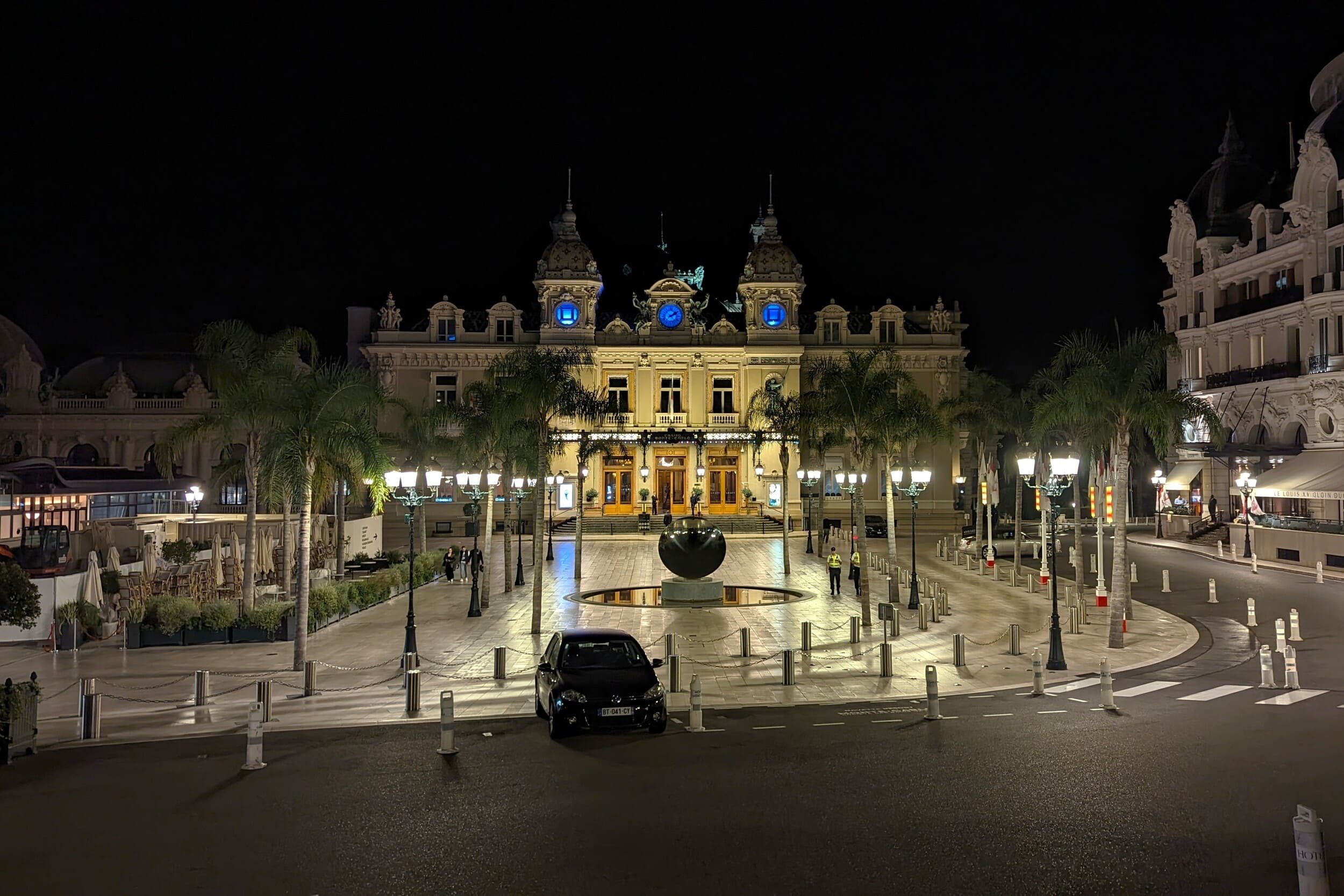 Vous avez reconnu la place du fameux Casino, en face, et à droite, vous apercevez Le Louix XV, signé Alain Ducasse © Alexandre Boero / Clubic