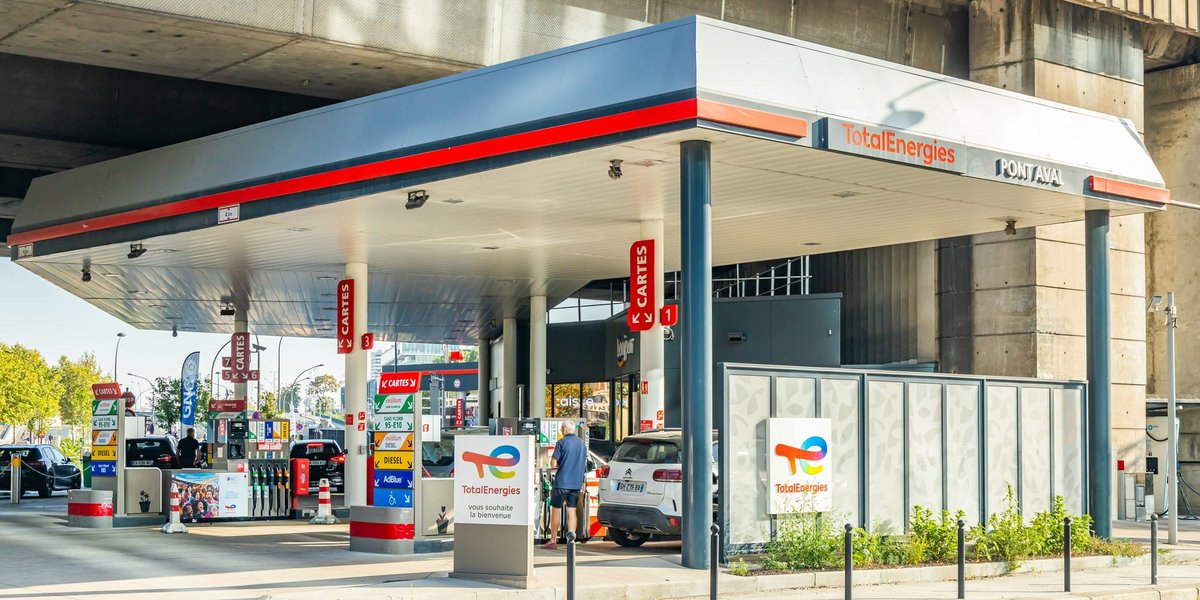 Une station essence TotalEnergies, à l'entrée de Paris © JeanLuclchard / Shutterstock