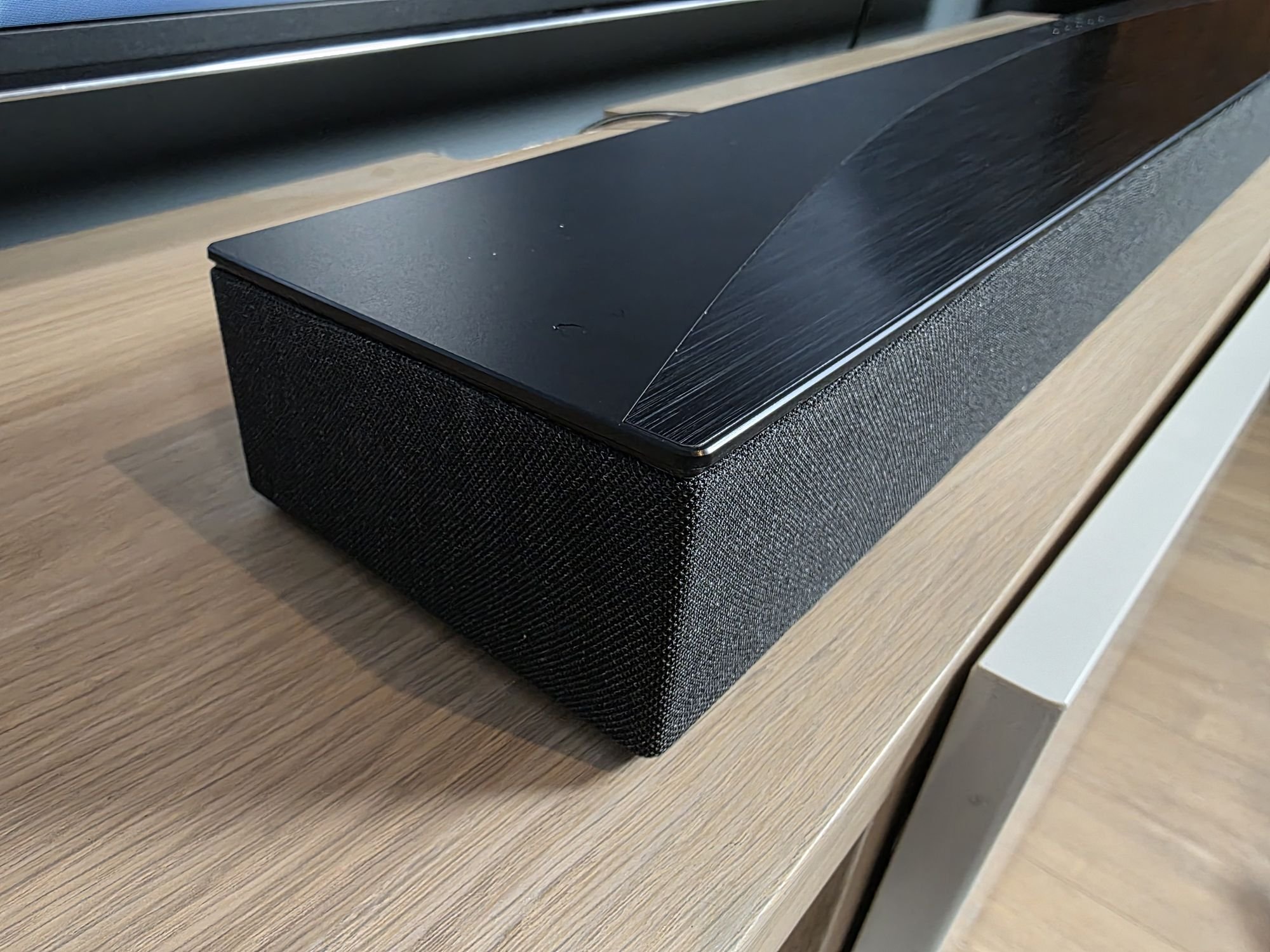 Classique mais élégante, la TCL Q65H est un modèle de grande taille mais discret © Guillaume Fourcadier pour Clubic