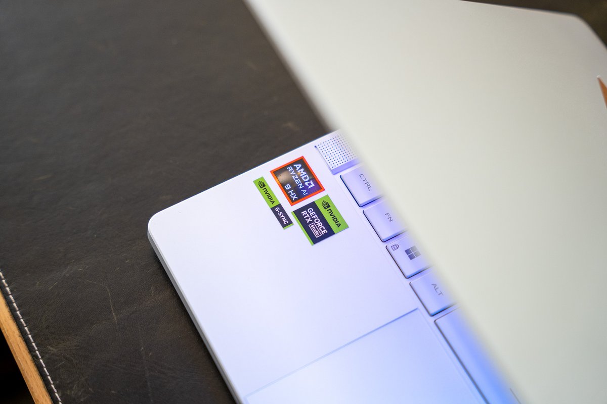 La RTX 5070 Ti est un peu à l'étroit dans le petit châssis du G14... mais les performances sont quand même au rendez-vous. © Clubic