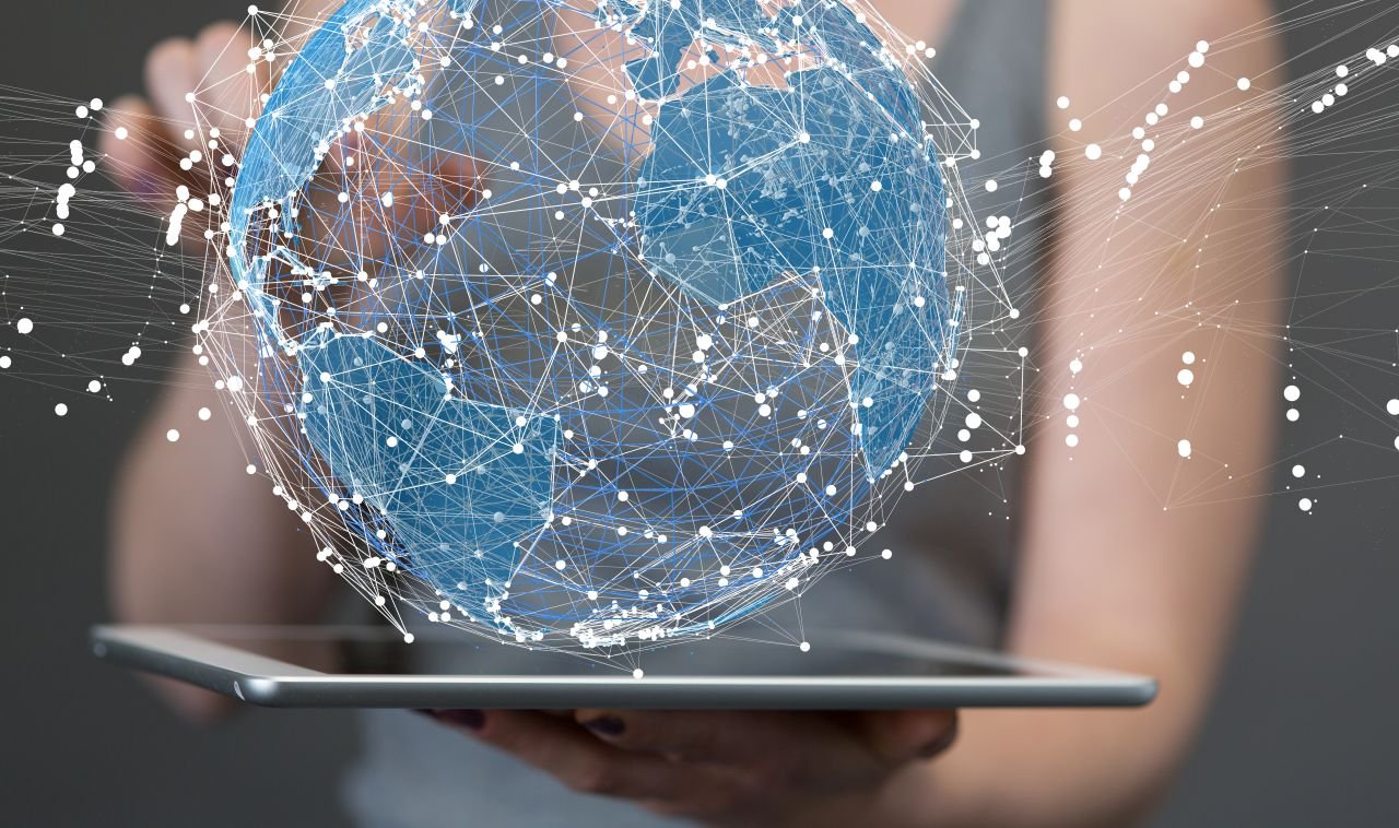 En fraises ou en Cybertruck, combien pèse Internet d'après vous ? - © nepool / Shutterstock