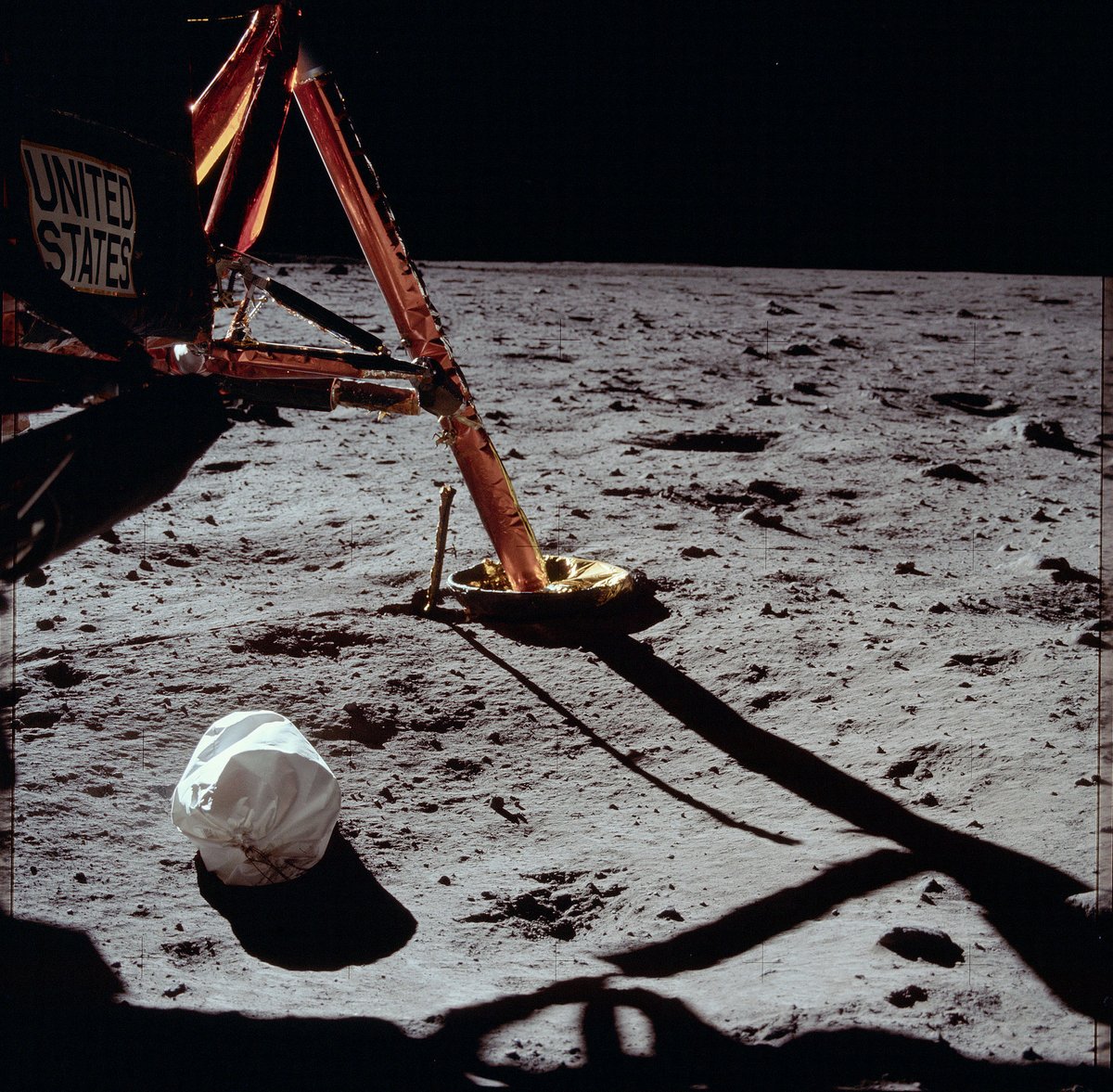 Première image prise sur la Lune avec un Hasselblad par Neil Armstrong le 20 juillet 1969 © NASA / The Apollo Project