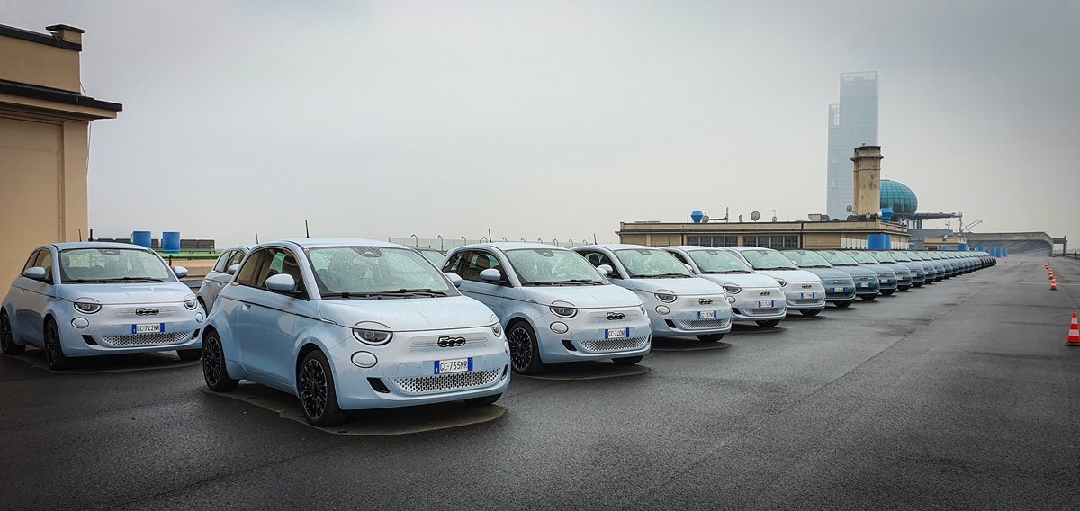 Des dizaines de Fiat 500e attendent la presse internationale sur "La pista del Lingotto" - D. Nogueira pour Clubic