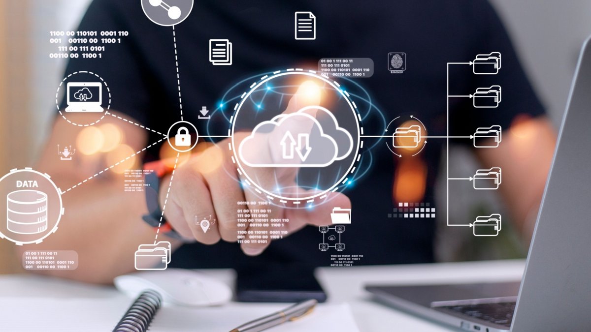 L’hébergement cloud hybride combine serveurs publics et privés pour plus de flexibilité, tout en adaptant sécurité et budget aux besoins de l’entreprise - © Shutterstock