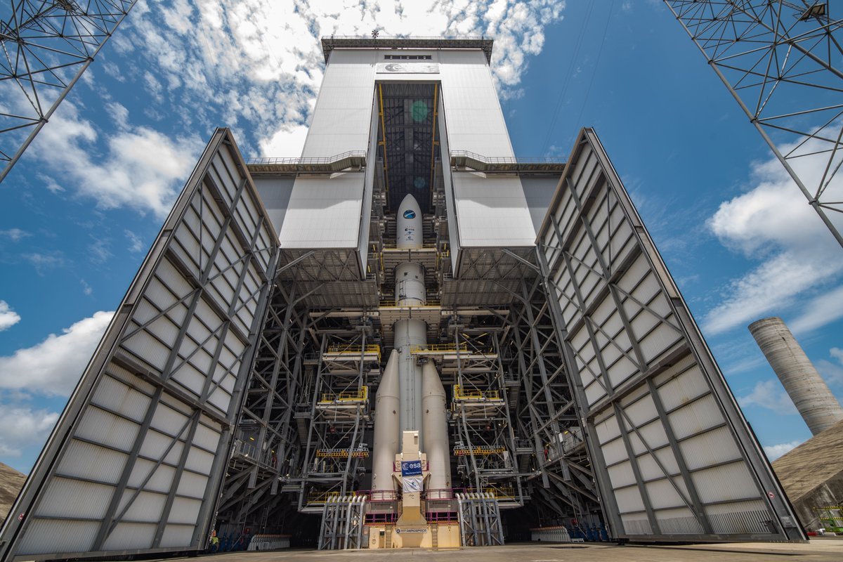 L'Ariane 6 dédiée aux tests combinés complète dans son portique. Crédits : ESA/M.Pedoussaut