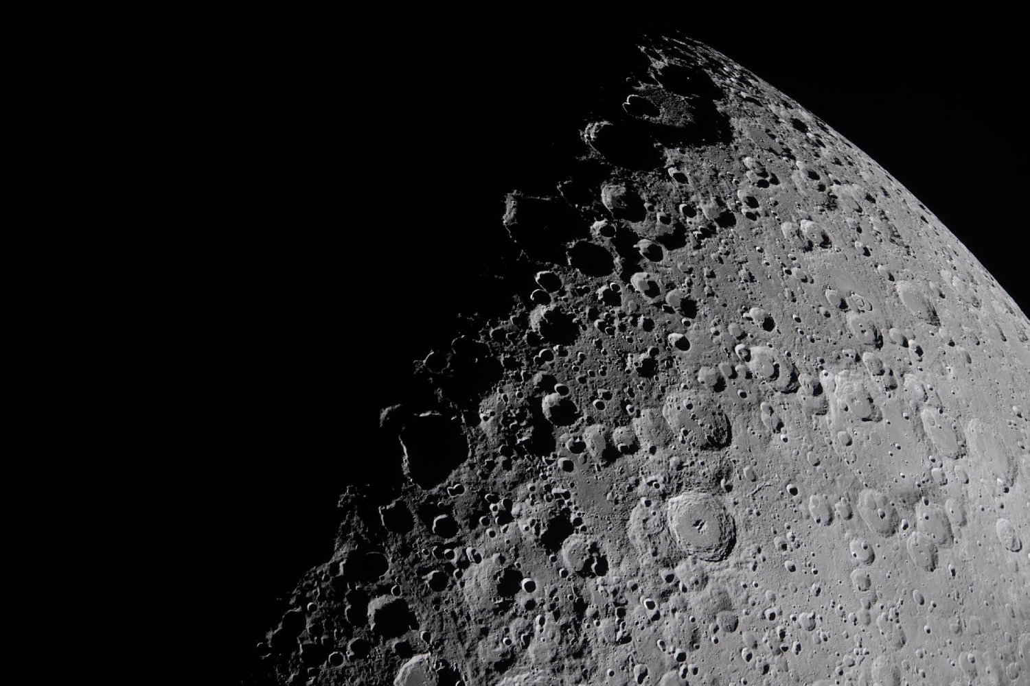 Sous cet angle, le jeu de l'ombre et de la lumière met en évidence la complexité de la surface lunaire. ©NASA