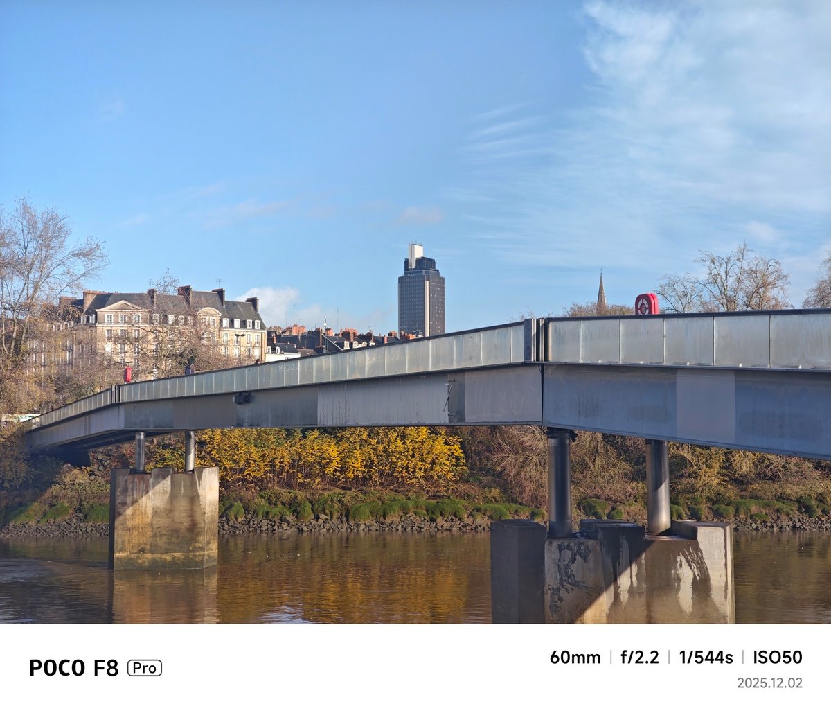 Observez la différence de colorimétrie entre le zoom numérique 2x et optique 2,5.