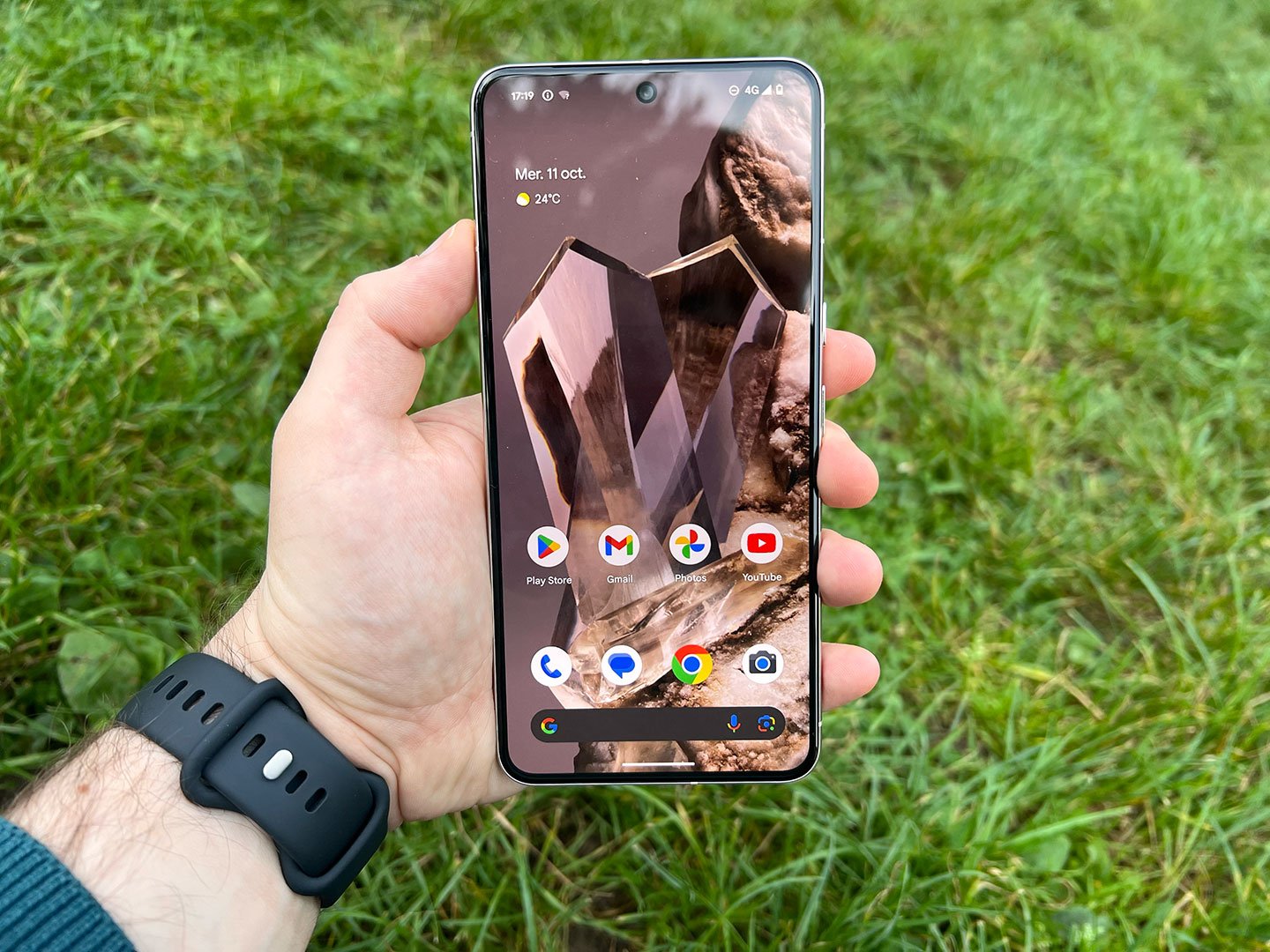 Le Pixel 8 utilise un lecteur d'empreintes optique intégré sous l'écran. © Nicolas Lafarge-Debeaupuis