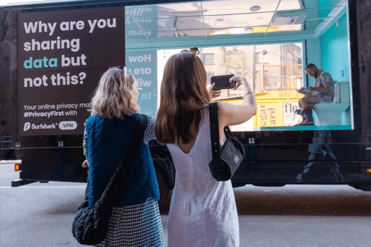 Les toilettes mobiles transparentes ont piqué la curiosité des passants © Surfshark