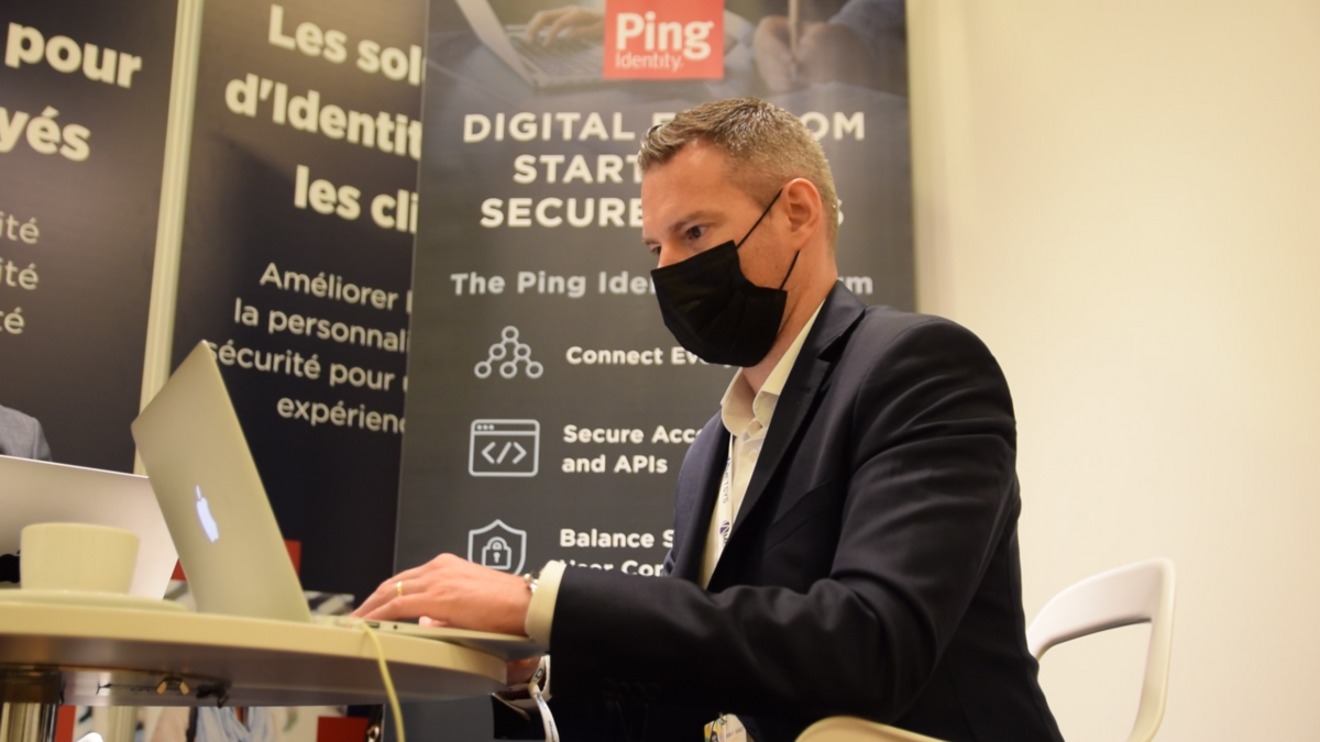 Cyril Patou sur le stand Ping Identity, à Ready For IT 2021 (© Alexandre Boero pour Clubic)