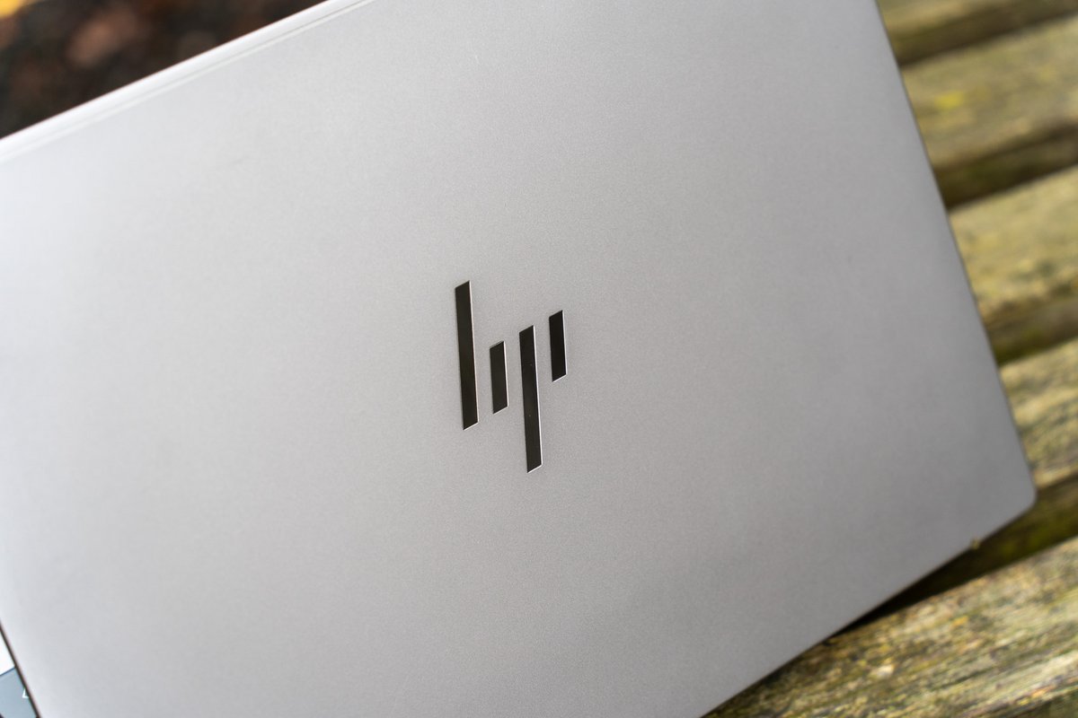 Le logo de HP, sur le capot de l'Omnibook X 14 © Nathan Le Gohlisse pour Clubic