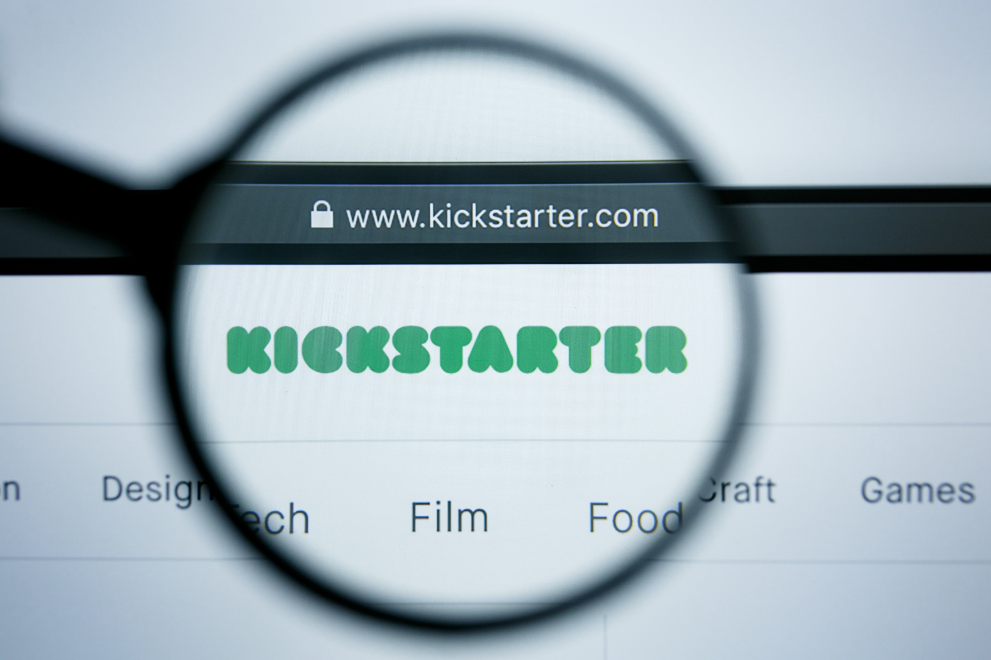  Kickstarter revendique un positionnement de plateforme de financement participatif, une nuance qui a des implications concrètes pour les contributeurs en cas de litige. © II.studio / Shutterstock
