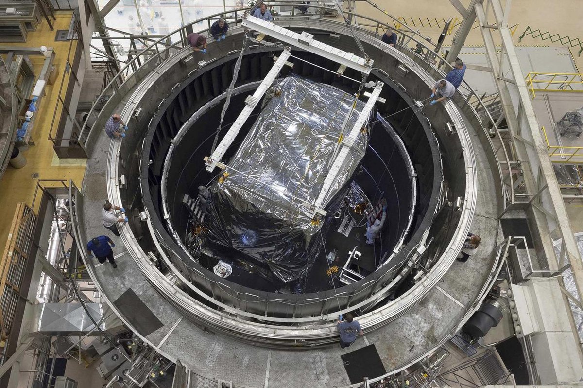 Préparation d'un test à très basse température et au vide pour le caisson des instruments du télescope Webb au centre spatial Goddard (NASA). Crédits NASA.