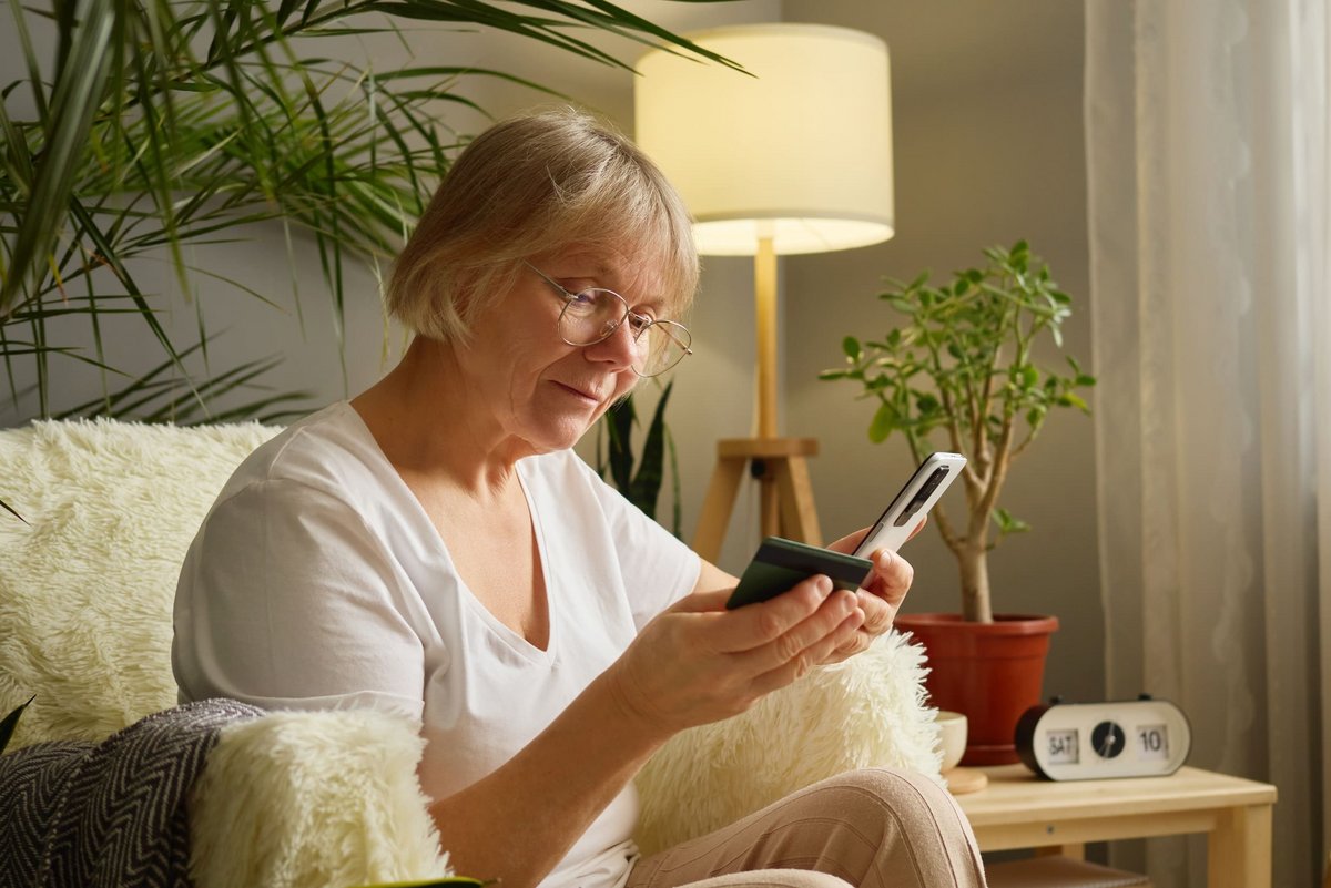 Certaines personnes âgées ont été surexposées aux ondes électromagnétiques dégagées par leur smartphone © StoryTime Studio / Shutterstock