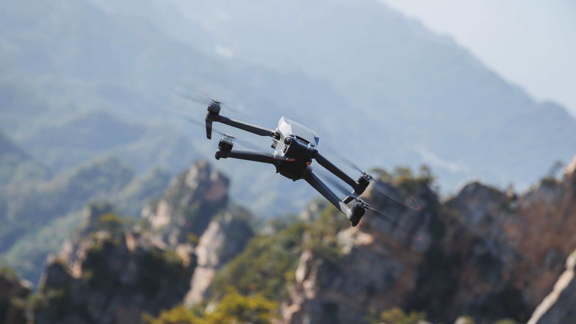Les drones, comme celui-ci en plein vol au-dessus d'un massif montagneux, sont utilisés par la gendarmerie pour les opérations de secours et de recherche de personnes disparues. © lzf / Shutterstock