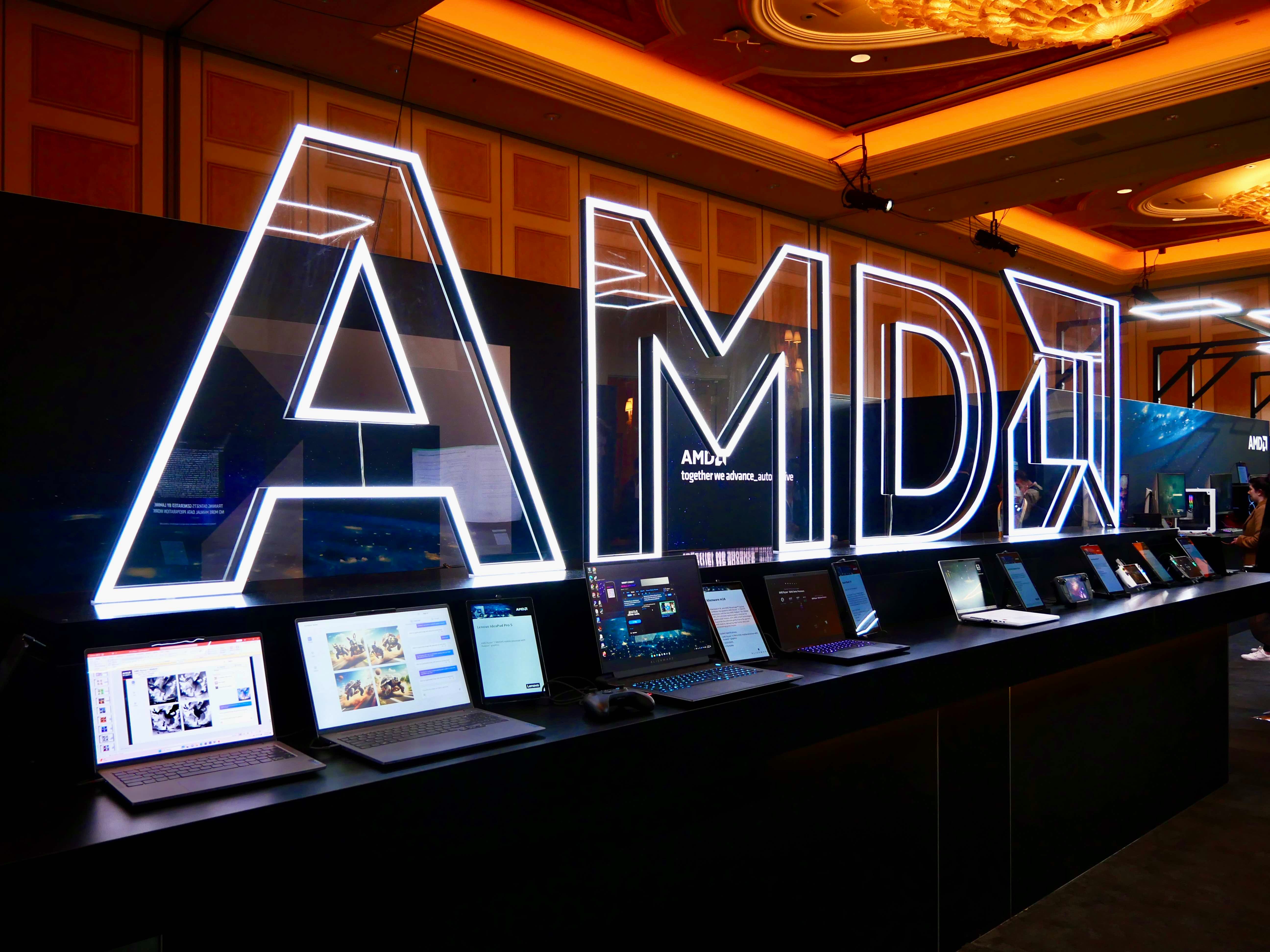 De nombreux PC portables sur le stand d'AMD au CES 2024, pour illustration // © Clubic