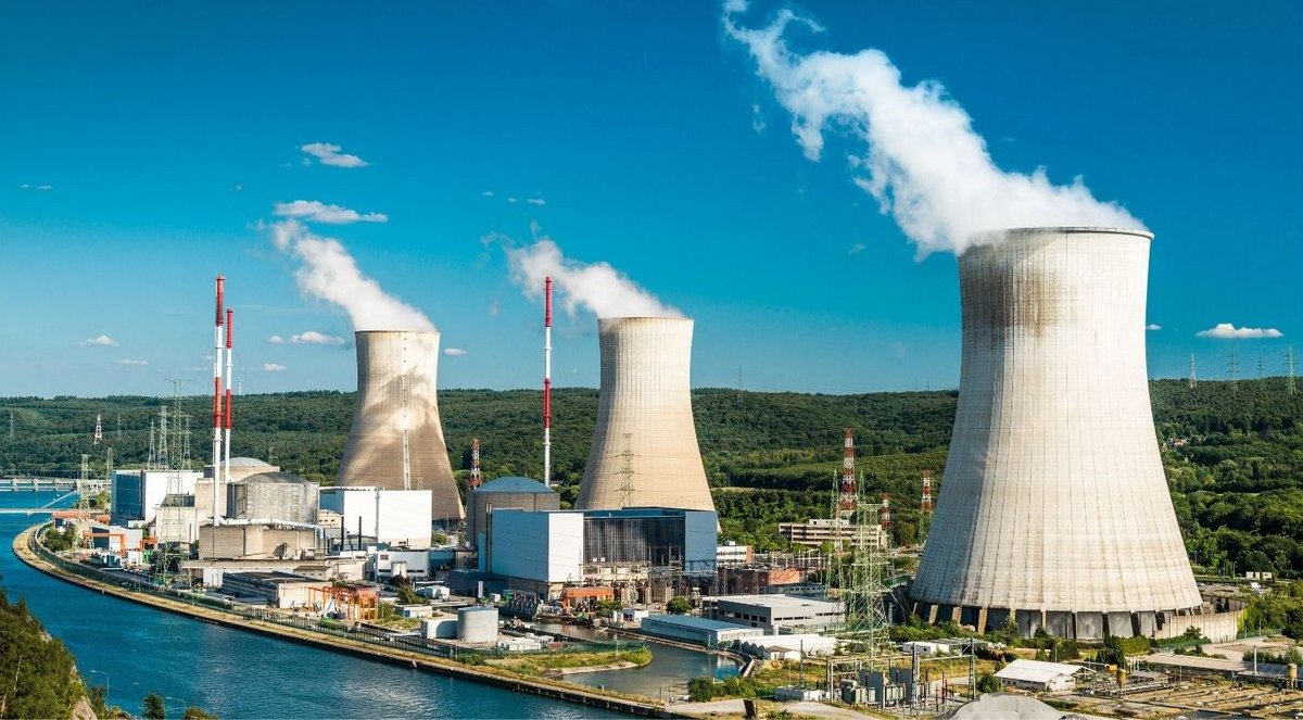 Les trois tours de refroidissement d'une centrale nucléaire