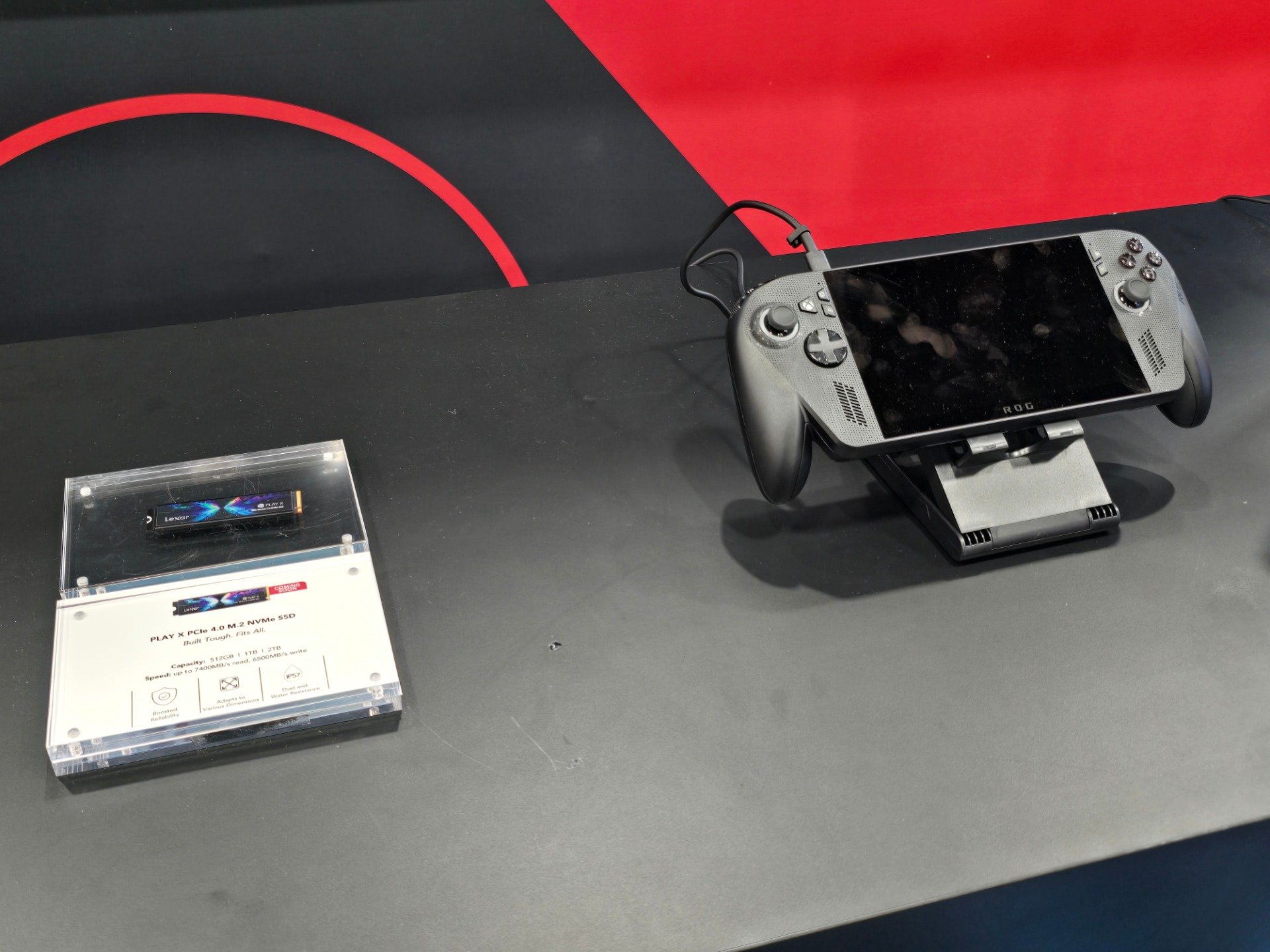 Le SSD Lexar PLAY X PCIe 4.0 NVMe à côté d'une console portable Asus ROG Ally X. ©Matthieu Legouge pour Clubic