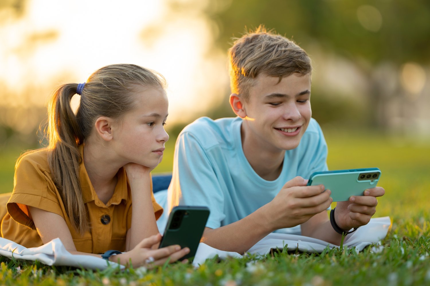 Des pré-adolescents sur leur smartphone. ©Bilanol / Shutterstock