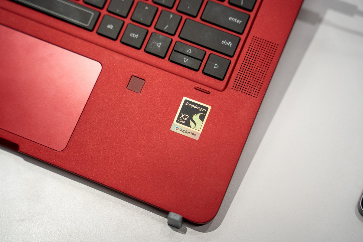 Le logo Snapdragon X2 Elite sur un de PC portable de démonstration. © Nathan Le Gohlisse pour Clubic
