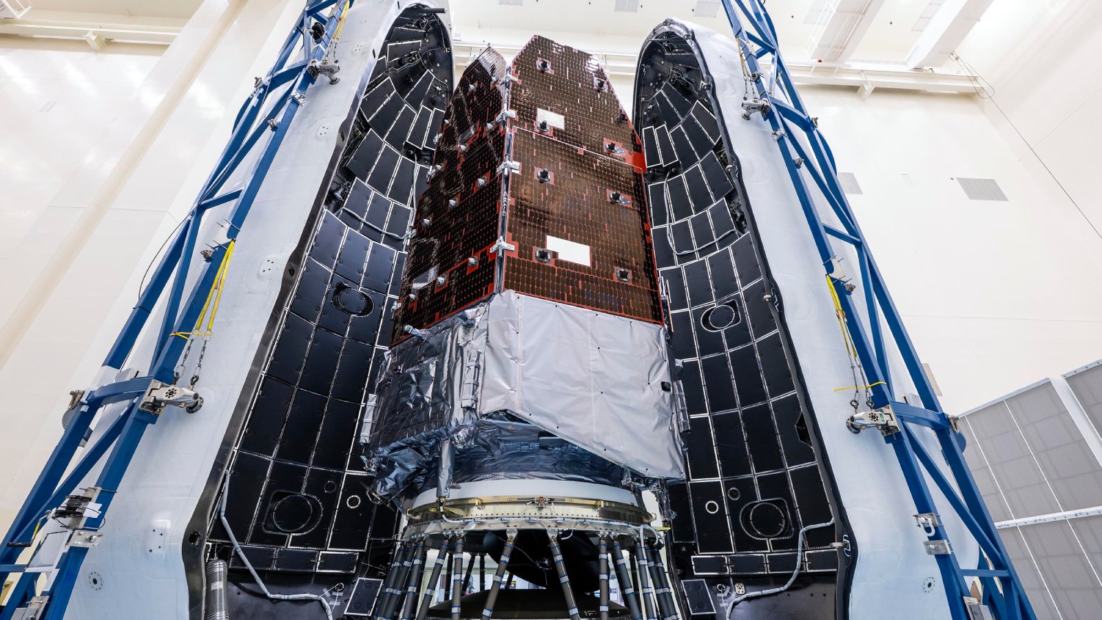 Le télescope Nancy Grace Roman est désormais installé dans la coiffe du Falcon Heavy. ©SpaceX