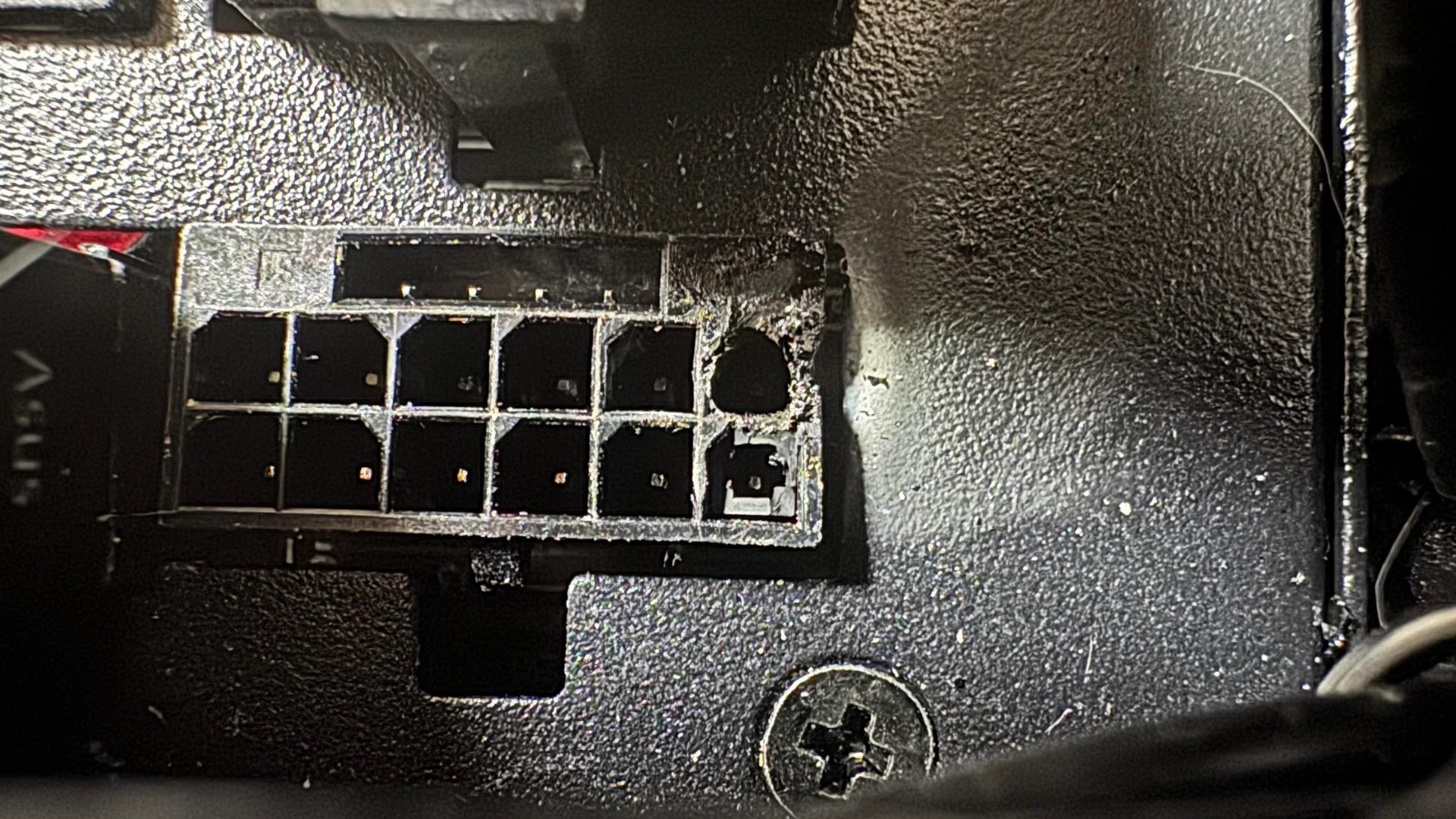 Le connecteur du bloc d'alimentation également endommagé © Reddit