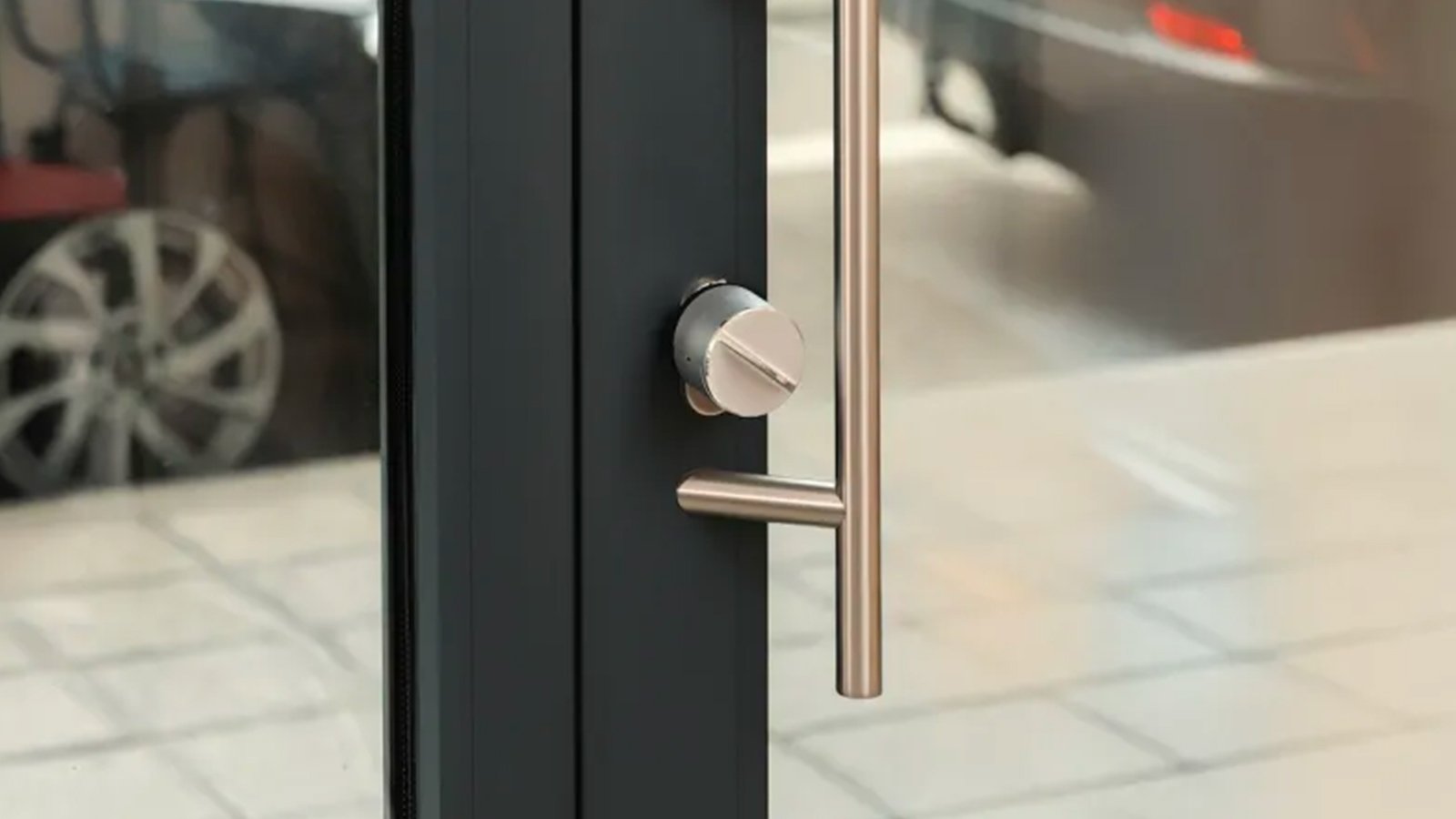 Avec la serrure connectée Verisure, vous créez des accès temporaires et sécurisés pour vos proches ou prestataires, directement depuis votre smartphone ©Verisure