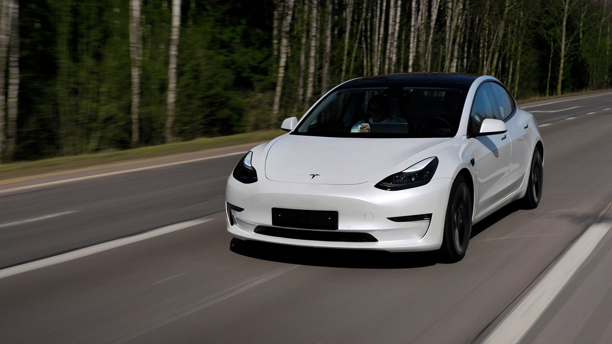  Une Tesla Model 3 Performance sur une route vers Minsk, en Biélorussie. © Yauhen_D / Shutterstock