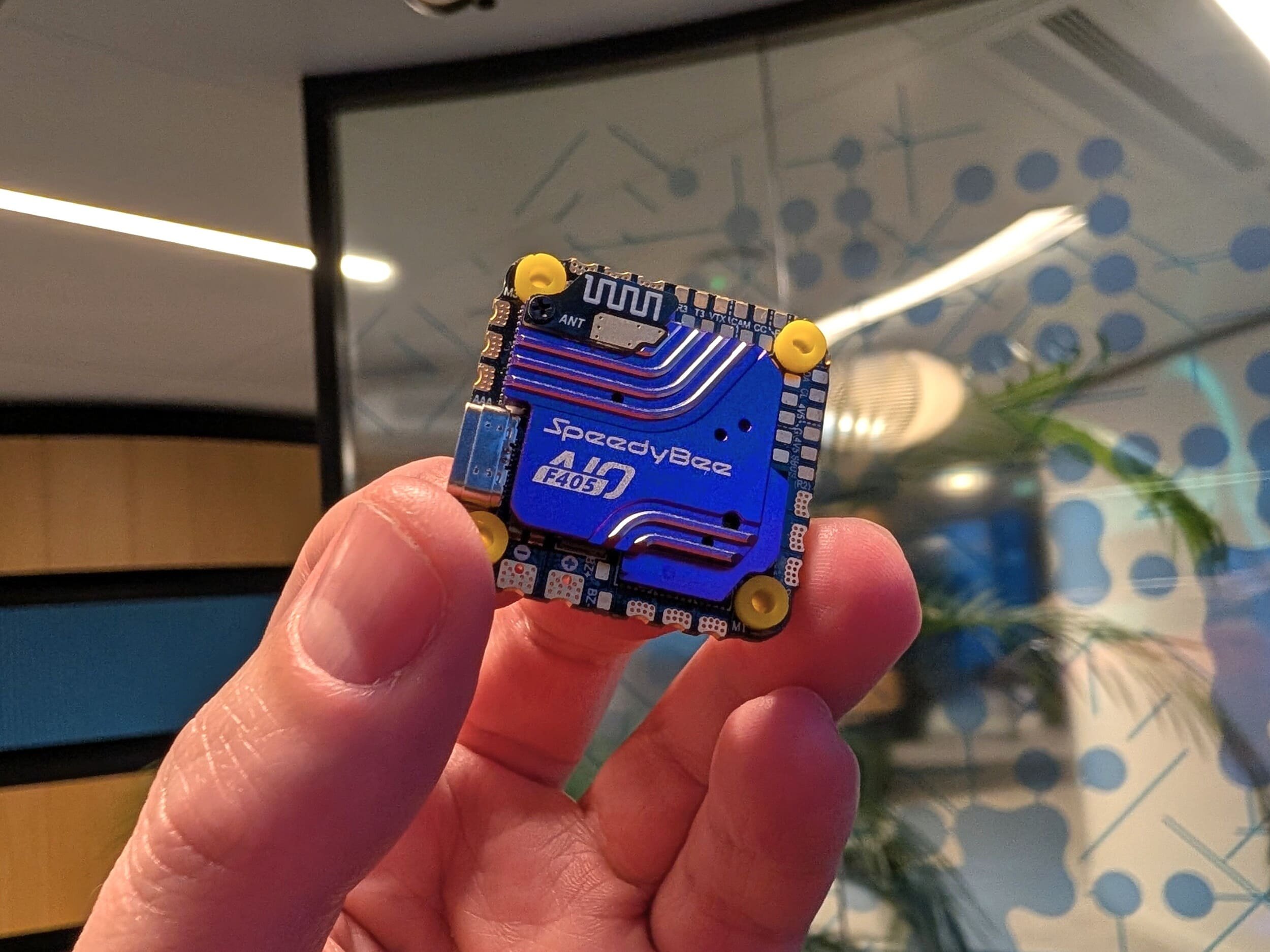 Un microcontrôleur STM32F405 de STMicroelectronics. © Alexandre Boero / Clubic