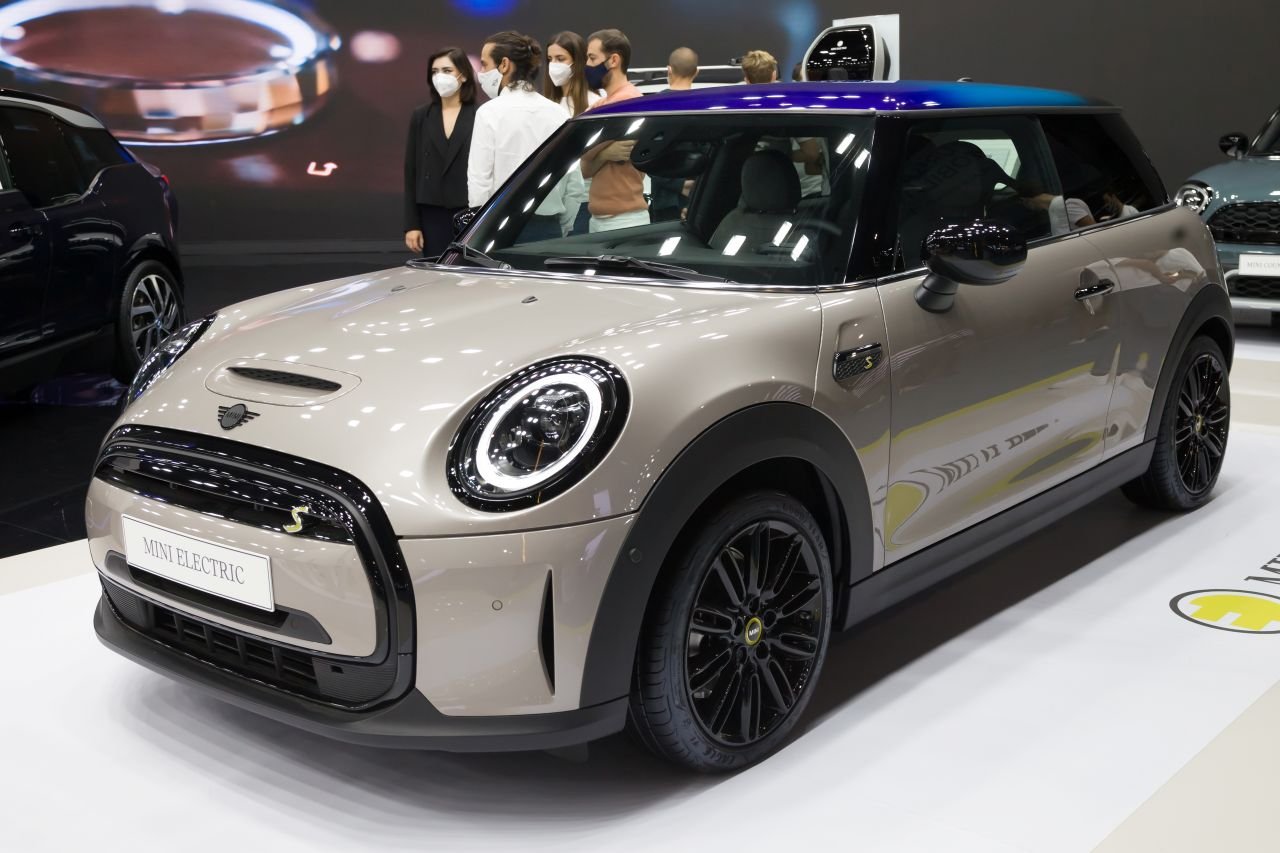 Un modèle de la Mini Cooper SE présenté à Automobile Barcelona 2021 à Barcelone © Santi Rodriguez / Shutterstock