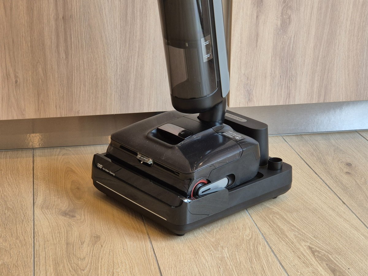 La station de charge et d'auto-nettoyage ©Camille Fontaine pour Clubic