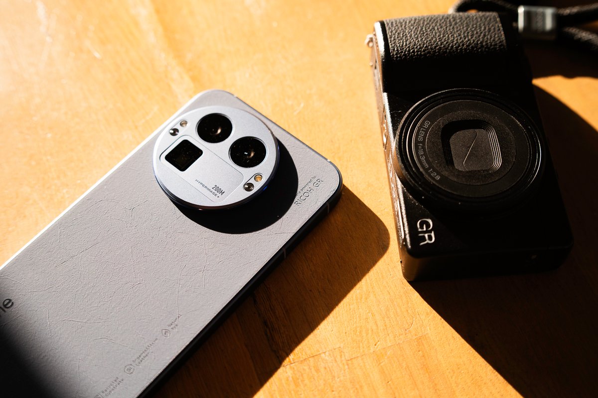 Le realme GT 8 Pro et le Ricoh GR IV. © Pierre Crochart pour Clubic.com