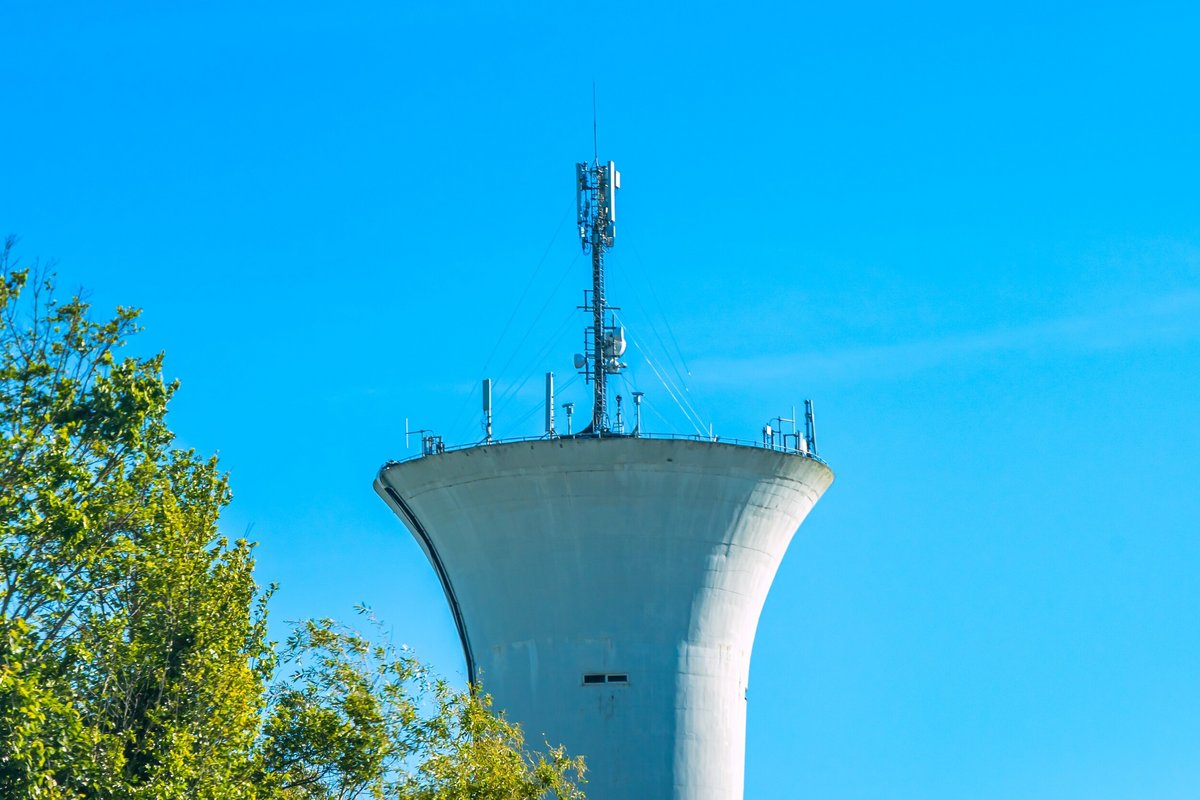 Des antennes mobiles installées au sommet d'un château d'eau en France © JeanLucIchard / Shutterstock.com